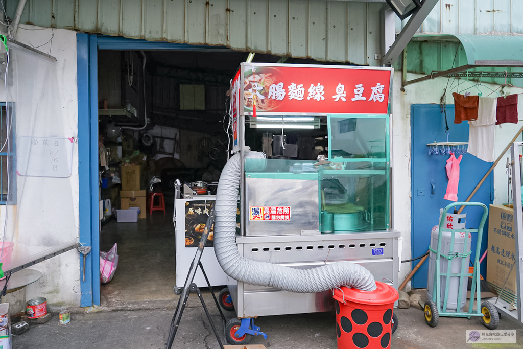 阿男臭豆腐-竟然藏在廟裡！主打新鮮現炸的臭豆腐，外酥內嫩、大份量吃超飽 @靜兒貪吃遊玩愛分享