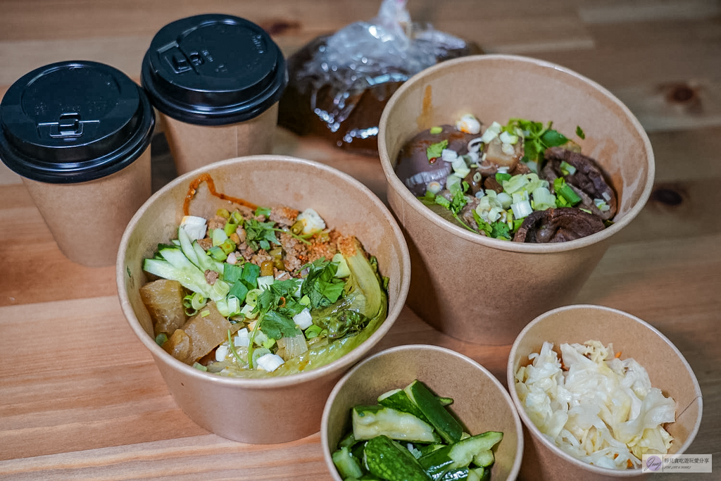 後院&middot;麻辣慢燉牛麵-藏身校園後的私房牛肉麵！大塊軟嫩牛腱&times;厚實湯頭超入味 @靜兒貪吃遊玩愛分享