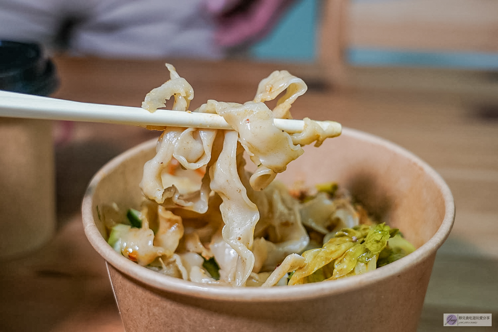 後院&middot;麻辣慢燉牛麵-藏身校園後的私房牛肉麵！大塊軟嫩牛腱&times;厚實湯頭超入味 @靜兒貪吃遊玩愛分享
