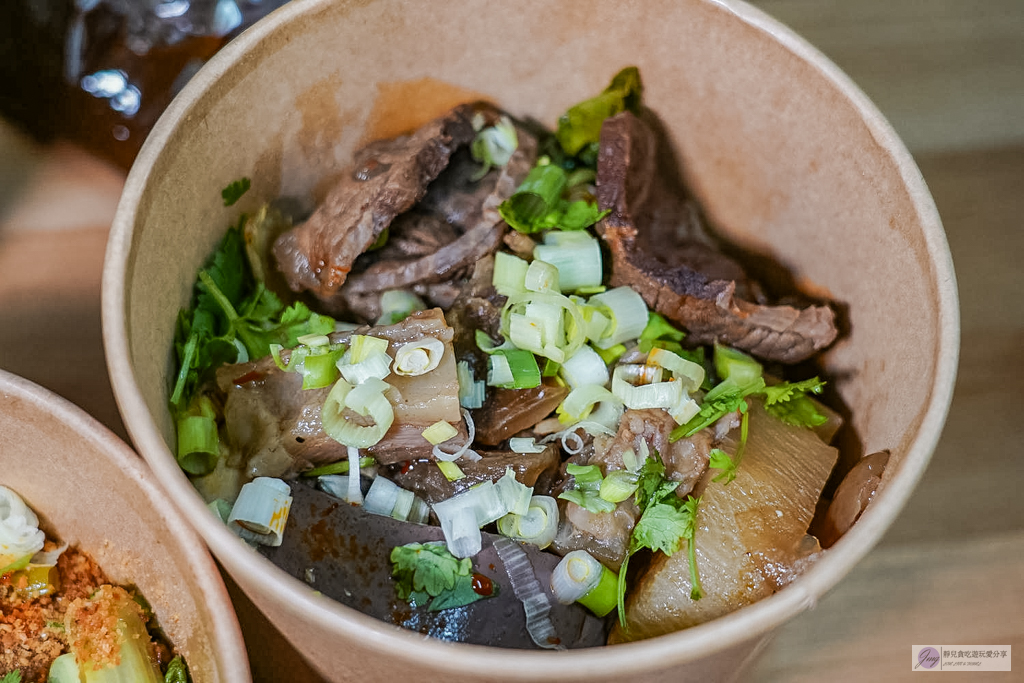 後院&middot;麻辣慢燉牛麵-藏身校園後的私房牛肉麵！大塊軟嫩牛腱&times;厚實湯頭超入味 @靜兒貪吃遊玩愛分享