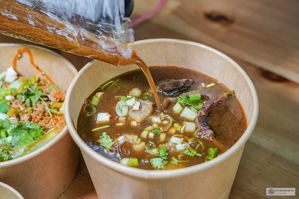 後院&middot;麻辣慢燉牛麵-藏身校園後的私房牛肉麵！大塊軟嫩牛腱&times;厚實湯頭超入味 @靜兒貪吃遊玩愛分享