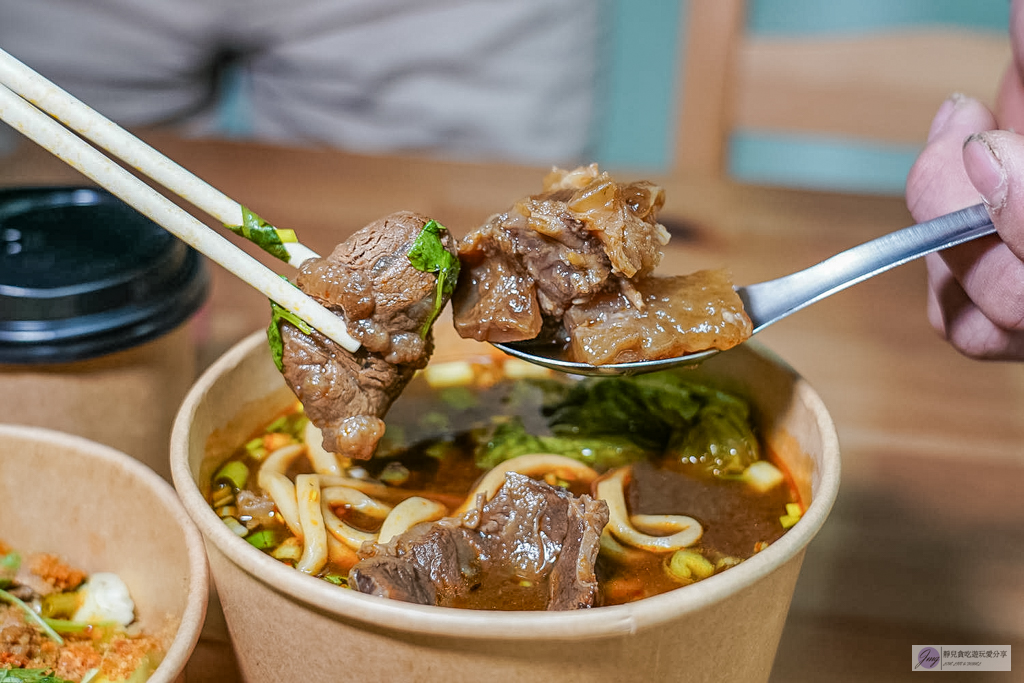 後院&middot;麻辣慢燉牛麵-藏身校園後的私房牛肉麵！大塊軟嫩牛腱&times;厚實湯頭超入味 @靜兒貪吃遊玩愛分享