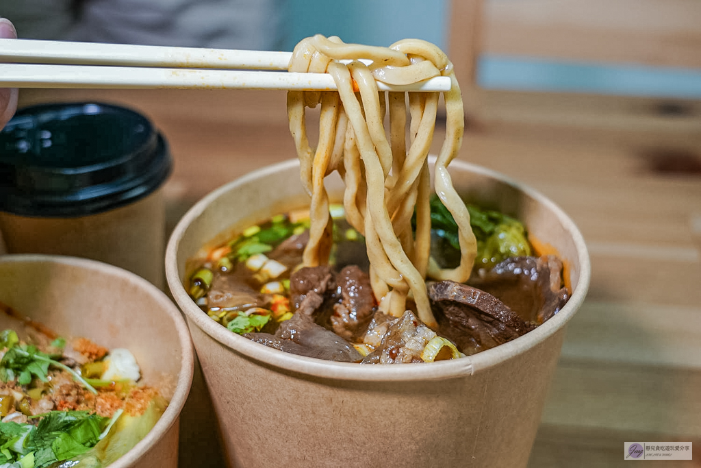 後院&middot;麻辣慢燉牛麵-藏身校園後的私房牛肉麵！大塊軟嫩牛腱&times;厚實湯頭超入味 @靜兒貪吃遊玩愛分享