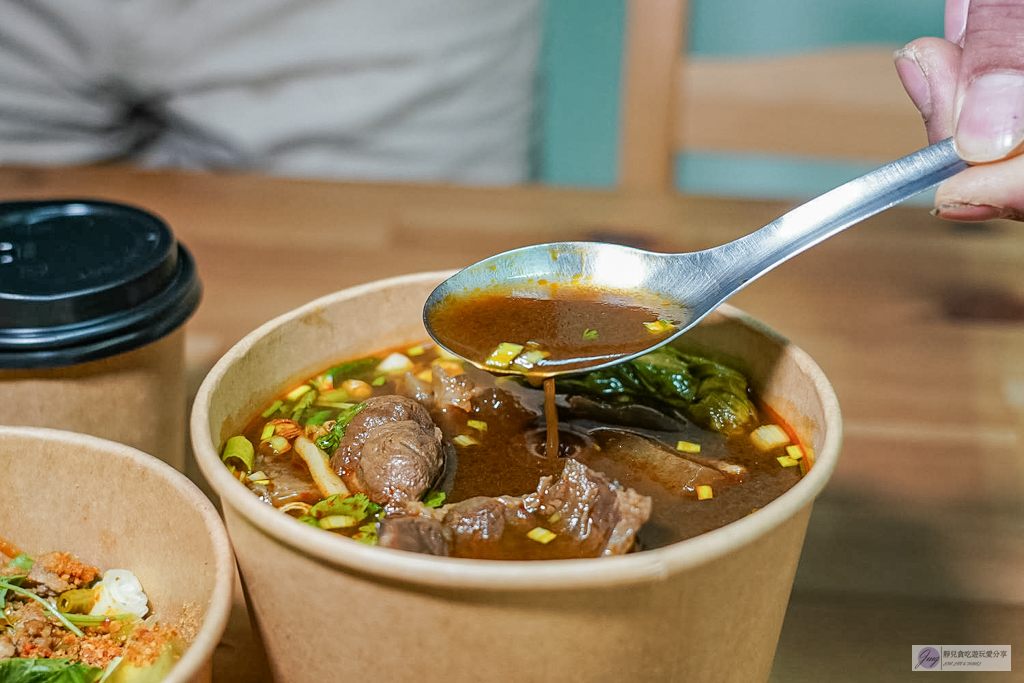 後院&middot;麻辣慢燉牛麵-藏身校園後的私房牛肉麵！大塊軟嫩牛腱&times;厚實湯頭超入味 @靜兒貪吃遊玩愛分享