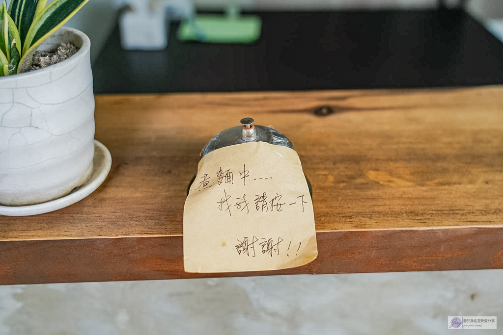 後院&middot;麻辣慢燉牛麵-藏身校園後的私房牛肉麵！大塊軟嫩牛腱&times;厚實湯頭超入味 @靜兒貪吃遊玩愛分享
