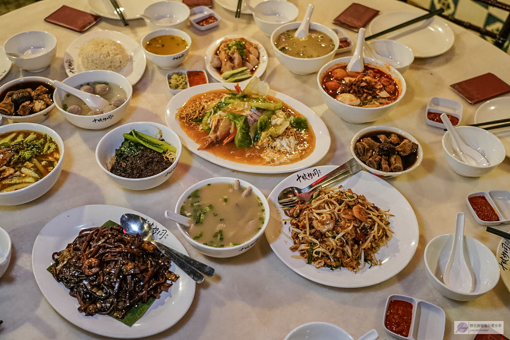【馬來西亞美食】十號胡同｜一站式解鎖大馬百年老字號，吹冷氣爽吃炭炒福建麵與肉骨茶 @靜兒貪吃遊玩愛分享