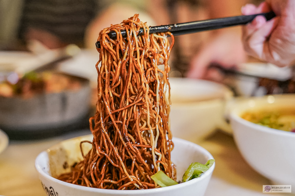 【馬來西亞美食】十號胡同｜一站式解鎖大馬百年老字號，吹冷氣爽吃炭炒福建麵與肉骨茶 @靜兒貪吃遊玩愛分享