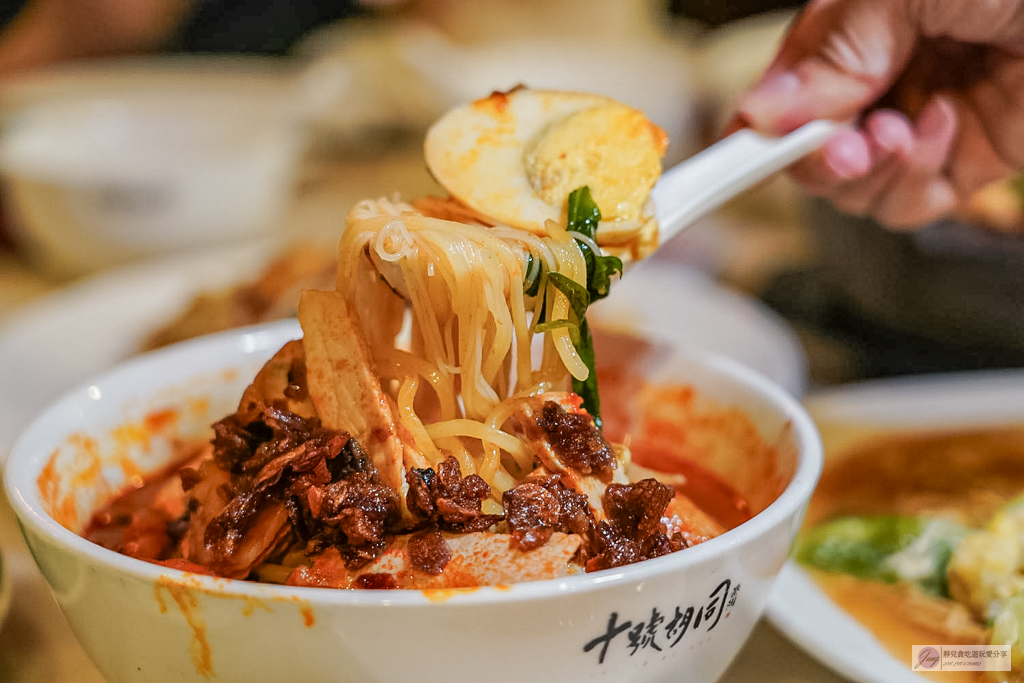 【馬來西亞美食】十號胡同｜一站式解鎖大馬百年老字號，吹冷氣爽吃炭炒福建麵與肉骨茶 @靜兒貪吃遊玩愛分享