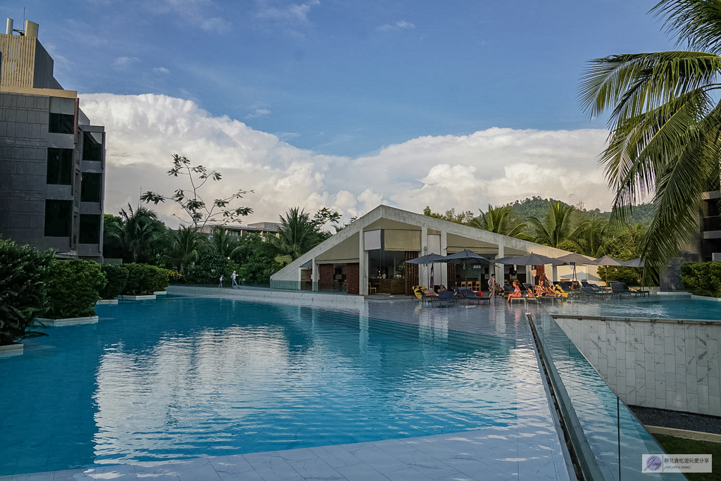 泰國攀牙｜La Vela Khao Lak-絕美幾何泳池！沙灘火舞秀、五星渡假飯店開箱 @靜兒貪吃遊玩愛分享
