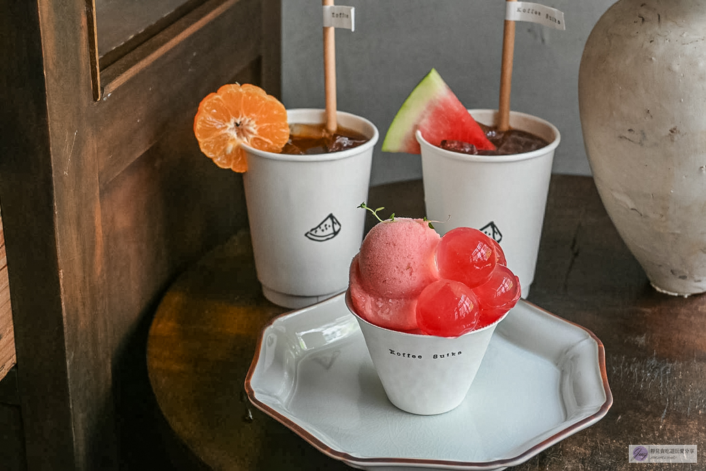 Koffee Suika 西瓜珈琲-70年老米店打造！極簡日式昭和街角，夏季限定西瓜雪酪晶凍、西瓜特調 @靜兒貪吃遊玩愛分享