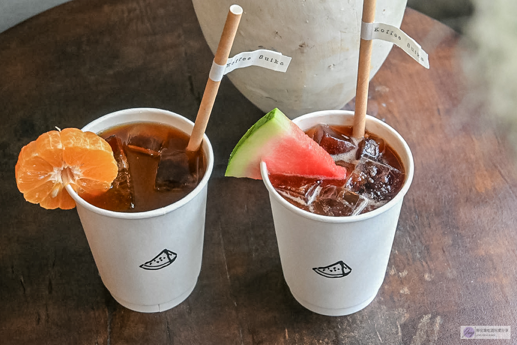 Koffee Suika 西瓜珈琲-70年老米店打造！極簡日式昭和街角，夏季限定西瓜雪酪晶凍、西瓜特調 @靜兒貪吃遊玩愛分享