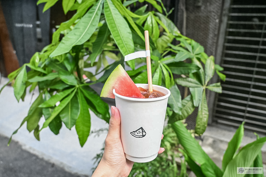 Koffee Suika 西瓜珈琲-70年老米店打造！極簡日式昭和街角，夏季限定西瓜雪酪晶凍、西瓜特調 @靜兒貪吃遊玩愛分享