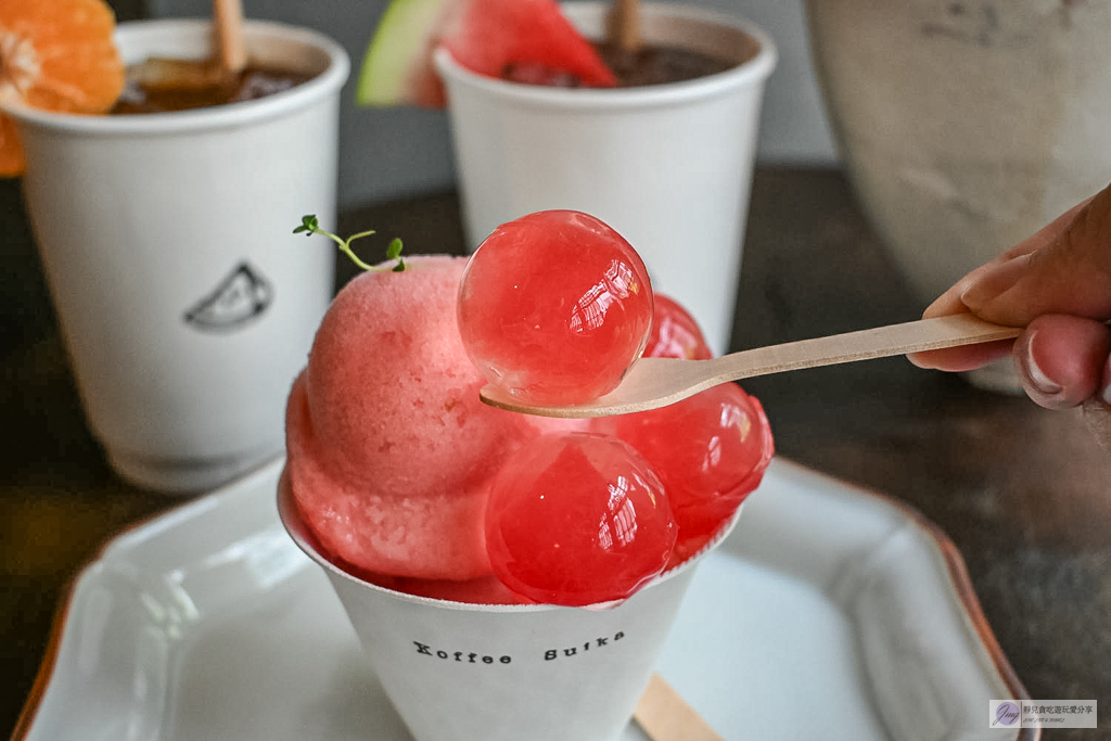 Koffee Suika 西瓜珈琲-70年老米店打造！極簡日式昭和街角，夏季限定西瓜雪酪晶凍、西瓜特調 @靜兒貪吃遊玩愛分享