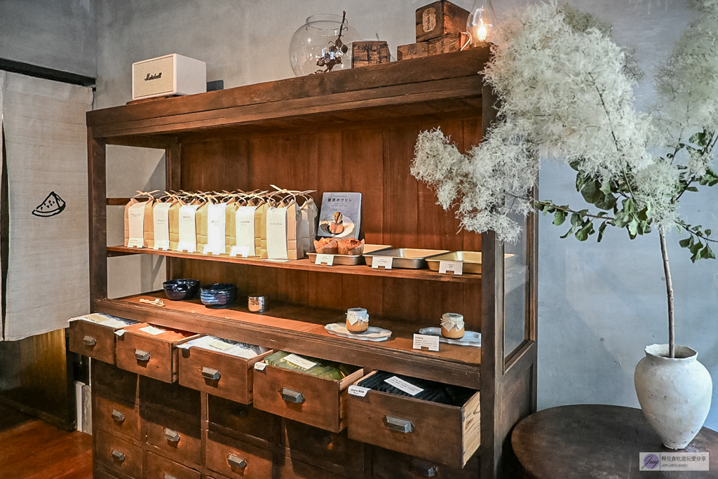 Koffee Suika 西瓜珈琲-70年老米店打造！極簡日式昭和街角，夏季限定西瓜雪酪晶凍、西瓜特調 @靜兒貪吃遊玩愛分享