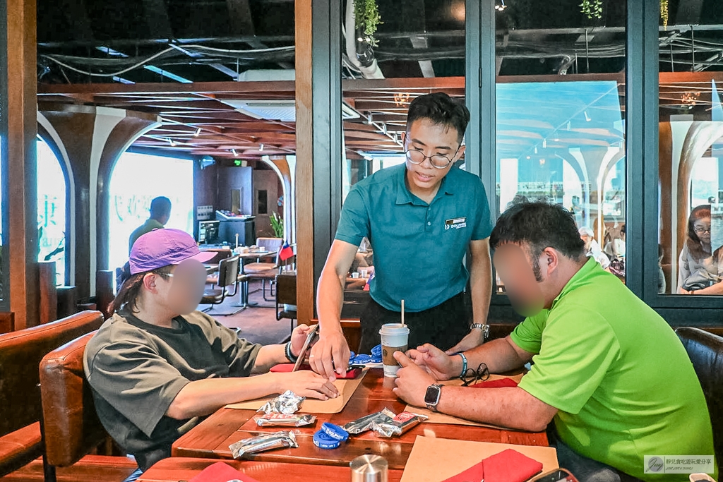 越南旅遊|下龍灣一日遊-開箱Dolphin Cruise六星級郵輪!坐擁最大海上泳池、DJ日落派對,必去驚訝洞與英雄島 @靜兒貪吃遊玩愛分享 越南旅遊|下龍灣一日遊-開箱Dolphin Cruise六星級郵輪!坐擁最大海上泳池、DJ日落派對,必去驚訝洞與英雄島 @靜兒貪吃遊玩愛分享