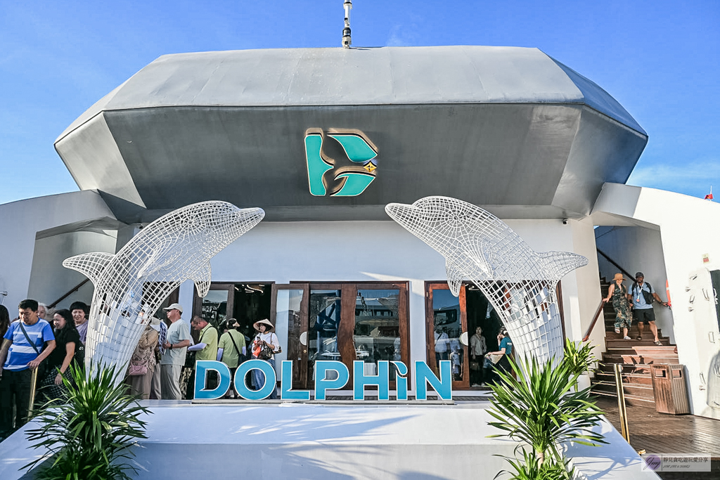 越南旅遊｜下龍灣一日遊-開箱Dolphin Cruise六星級郵輪！坐擁最大海上泳池、DJ日落派對，必去驚訝洞與英雄島 @靜兒貪吃遊玩愛分享