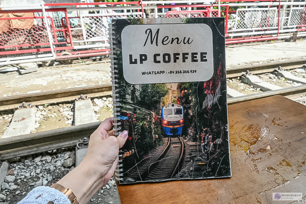 越南旅遊|河內火車街 Hanoi Train Street-體驗火車近在咫尺的視覺震撼!附進場方式、必喝蛋咖啡 @靜兒貪吃遊玩愛分享 越南旅遊|河內火車街 Hanoi Train Street-體驗火車近在咫尺的視覺震撼!附進場方式、必喝蛋咖啡 @靜兒貪吃遊玩愛分享