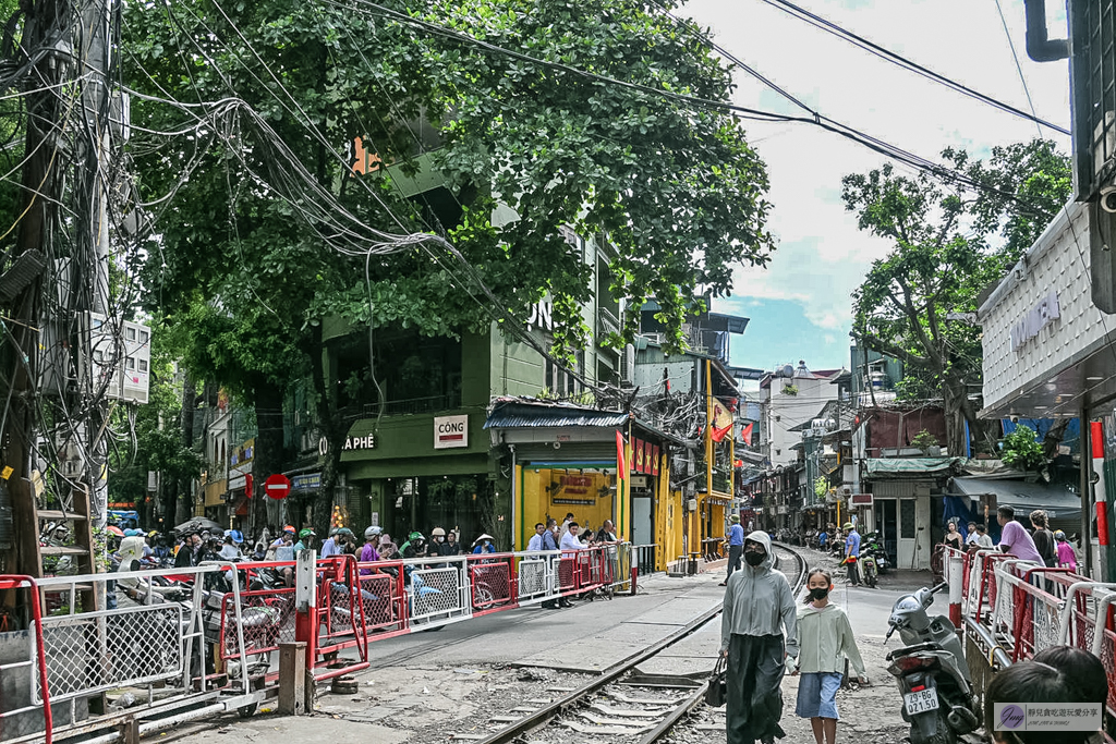 越南旅遊|河內火車街 Hanoi Train Street-體驗火車近在咫尺的視覺震撼!附進場方式、必喝蛋咖啡 @靜兒貪吃遊玩愛分享 越南旅遊|河內火車街 Hanoi Train Street-體驗火車近在咫尺的視覺震撼!附進場方式、必喝蛋咖啡 @靜兒貪吃遊玩愛分享