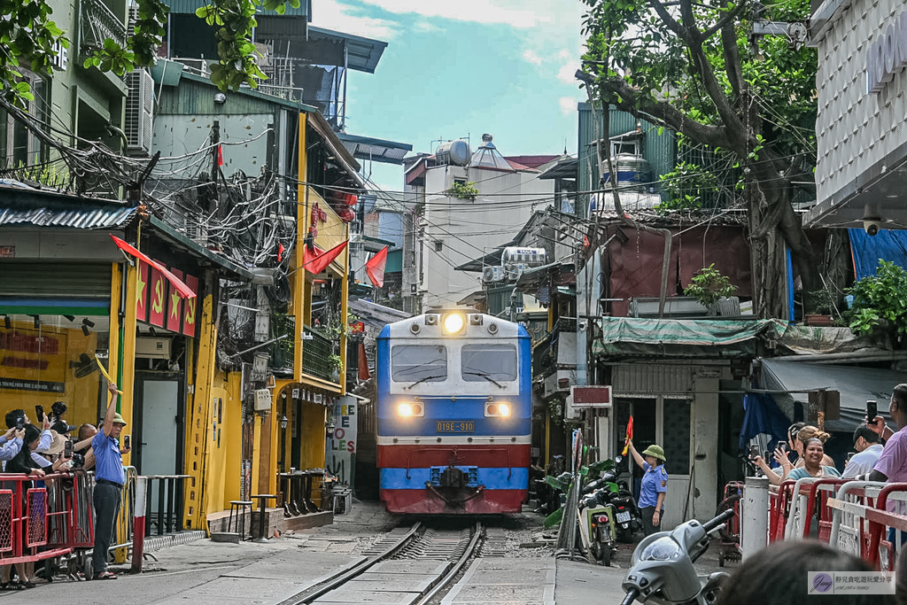 越南旅遊｜河內火車街 Hanoi Train Street-體驗火車近在咫尺的視覺震撼！附進場方式、必喝蛋咖啡 @靜兒貪吃遊玩愛分享