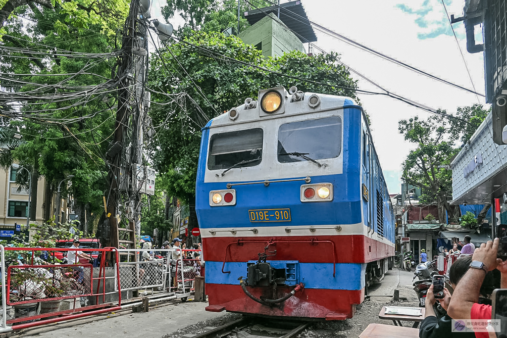 越南旅遊|河內火車街 Hanoi Train Street-體驗火車近在咫尺的視覺震撼!附進場方式、必喝蛋咖啡 @靜兒貪吃遊玩愛分享 越南旅遊|河內火車街 Hanoi Train Street-體驗火車近在咫尺的視覺震撼!附進場方式、必喝蛋咖啡 @靜兒貪吃遊玩愛分享