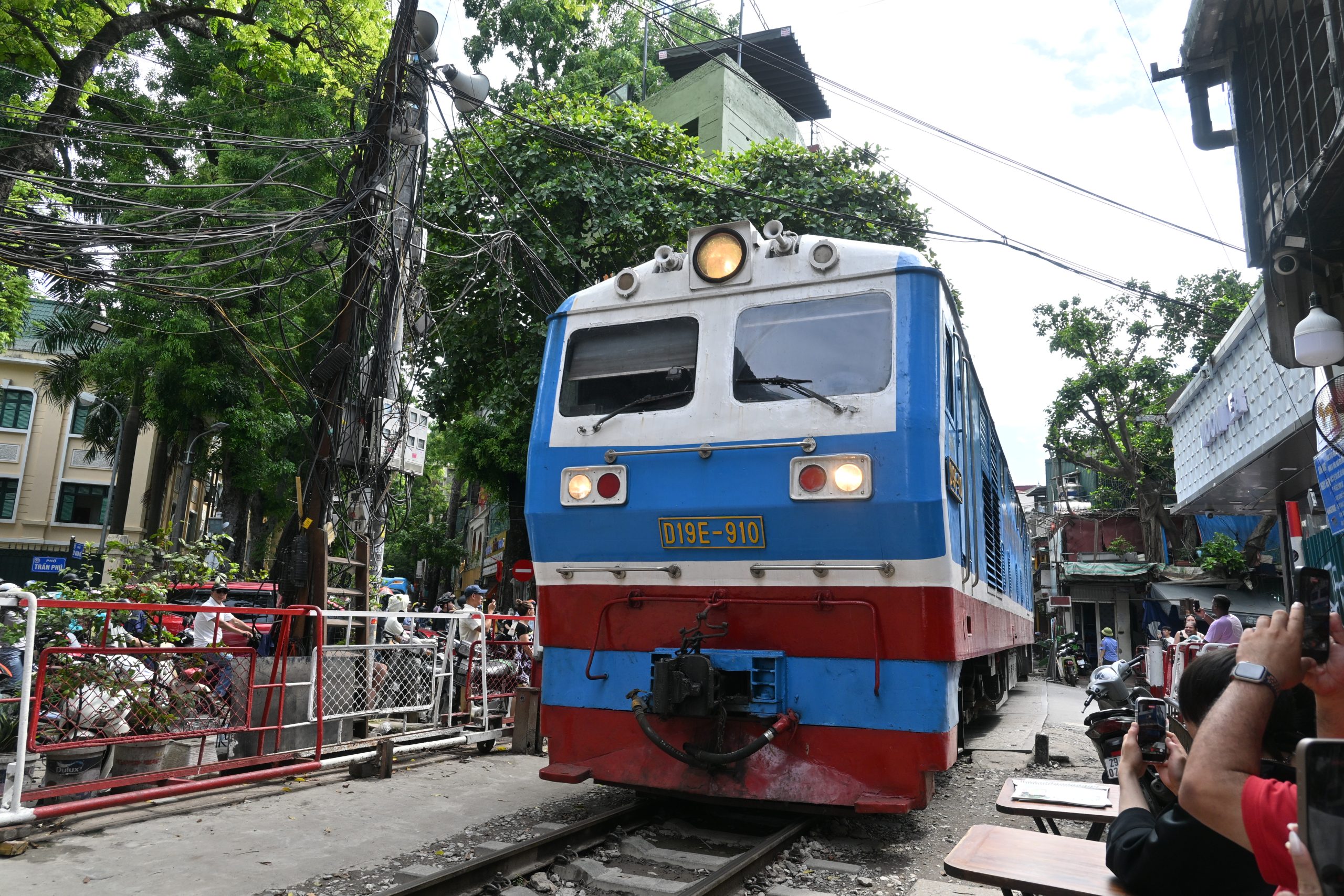 越南旅遊|河內火車街 Hanoi Train Street-體驗火車近在咫尺的視覺震撼!附進場方式、必喝蛋咖啡 @靜兒貪吃遊玩愛分享 越南旅遊|河內火車街 Hanoi Train Street-體驗火車近在咫尺的視覺震撼!附進場方式、必喝蛋咖啡 @靜兒貪吃遊玩愛分享