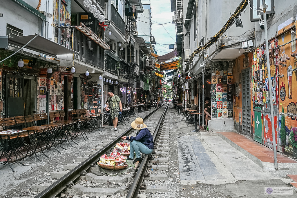 越南旅遊|河內火車街 Hanoi Train Street-體驗火車近在咫尺的視覺震撼!附進場方式、必喝蛋咖啡 @靜兒貪吃遊玩愛分享 越南旅遊|河內火車街 Hanoi Train Street-體驗火車近在咫尺的視覺震撼!附進場方式、必喝蛋咖啡 @靜兒貪吃遊玩愛分享