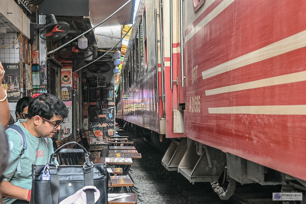 越南旅遊｜河內火車街 Hanoi Train Street-體驗火車近在咫尺的視覺震撼！附進場方式、必喝蛋咖啡 @靜兒貪吃遊玩愛分享