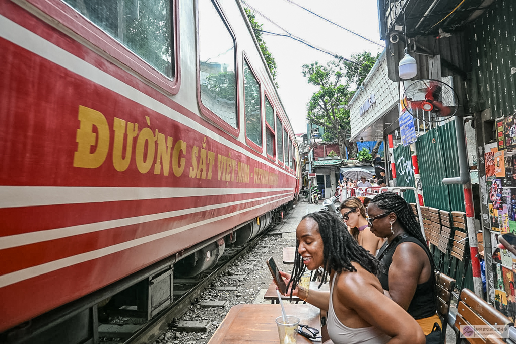 越南旅遊｜河內火車街 Hanoi Train Street-體驗火車近在咫尺的視覺震撼！附進場方式、必喝蛋咖啡 @靜兒貪吃遊玩愛分享