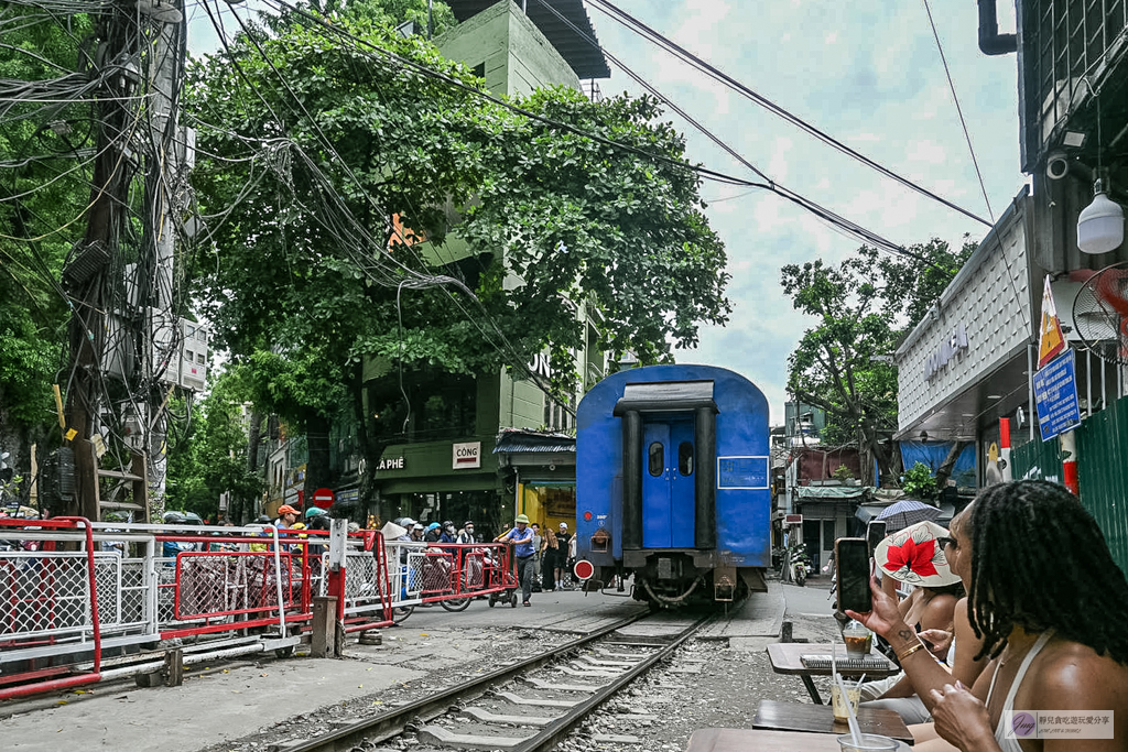 越南旅遊|河內火車街 Hanoi Train Street-體驗火車近在咫尺的視覺震撼!附進場方式、必喝蛋咖啡 @靜兒貪吃遊玩愛分享 越南旅遊|河內火車街 Hanoi Train Street-體驗火車近在咫尺的視覺震撼!附進場方式、必喝蛋咖啡 @靜兒貪吃遊玩愛分享