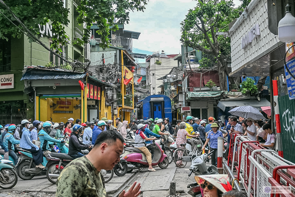 越南旅遊｜河內火車街 Hanoi Train Street-體驗火車近在咫尺的視覺震撼！附進場方式、必喝蛋咖啡 @靜兒貪吃遊玩愛分享