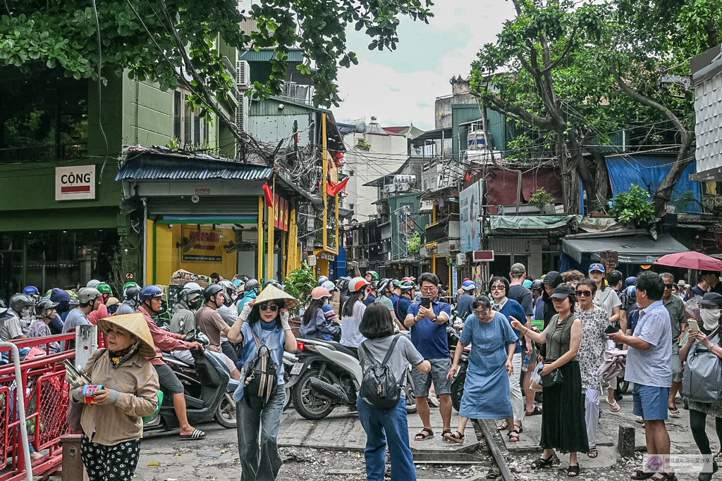 越南旅遊|河內火車街 Hanoi Train Street-體驗火車近在咫尺的視覺震撼!附進場方式、必喝蛋咖啡 @靜兒貪吃遊玩愛分享 越南旅遊|河內火車街 Hanoi Train Street-體驗火車近在咫尺的視覺震撼!附進場方式、必喝蛋咖啡 @靜兒貪吃遊玩愛分享