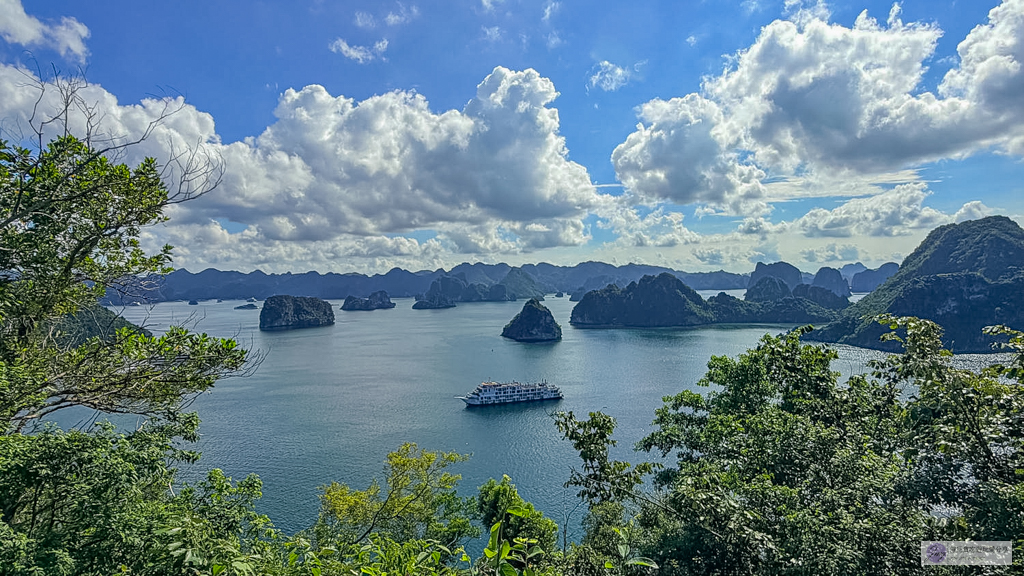 越南旅遊｜下龍灣一日遊-開箱Dolphin Cruise六星級郵輪！坐擁最大海上泳池、DJ日落派對，必去驚訝洞與英雄島 @靜兒貪吃遊玩愛分享