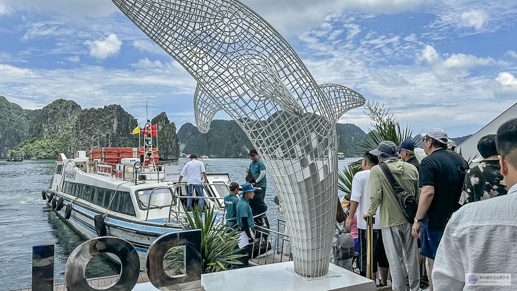 越南旅遊｜下龍灣一日遊-開箱Dolphin Cruise六星級郵輪！坐擁最大海上泳池、DJ日落派對，必去驚訝洞與英雄島 @靜兒貪吃遊玩愛分享