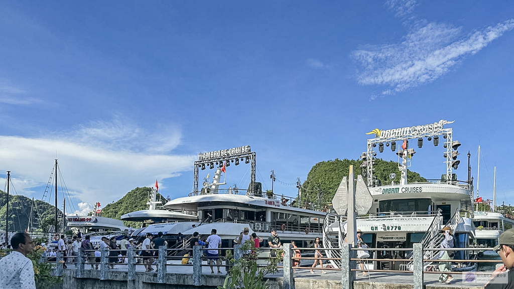 越南旅遊|下龍灣一日遊-開箱Dolphin Cruise六星級郵輪!坐擁最大海上泳池、DJ日落派對,必去驚訝洞與英雄島 @靜兒貪吃遊玩愛分享 越南旅遊|下龍灣一日遊-開箱Dolphin Cruise六星級郵輪!坐擁最大海上泳池、DJ日落派對,必去驚訝洞與英雄島 @靜兒貪吃遊玩愛分享