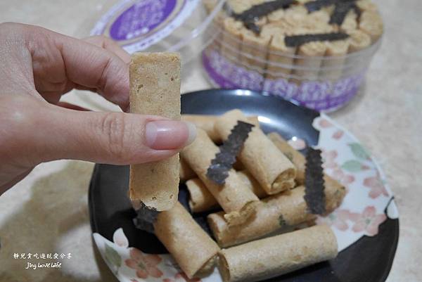 【團購。零嘴】優之良品肉鬆蛋捲&hearts;香港必買伴手禮 @靜兒貪吃遊玩愛分享